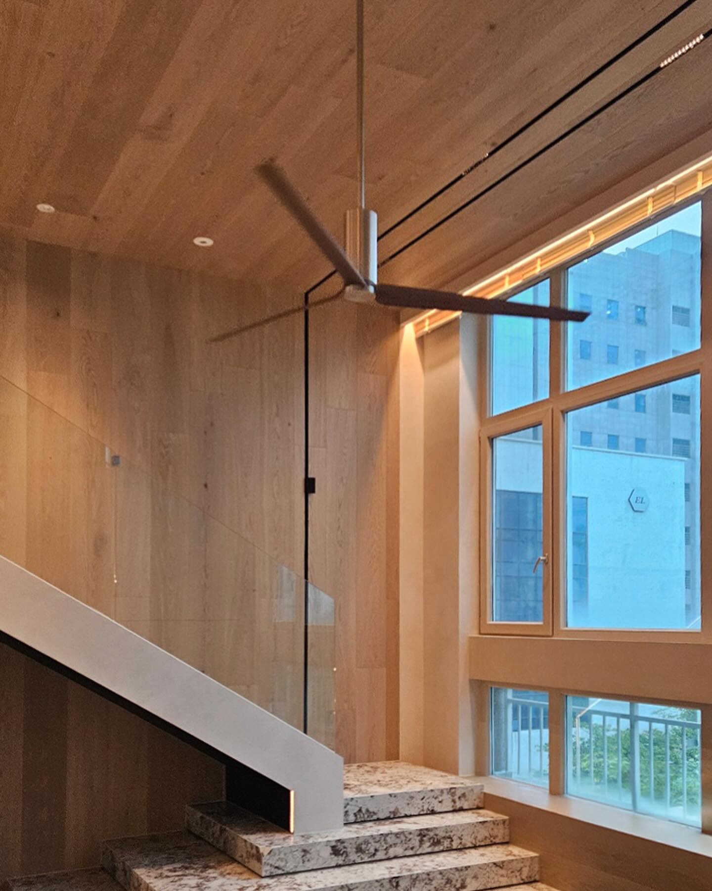 - 
높은 천고에서 더 우아하게
긴 날개가 시원하게 돌아가는 Cea design 의 실링팬. 스텐 소재의 지지대와 날렵하게 뻗은 날개가 다른 마감재와 어우러져 고급스러운 분위기를 완성한 현장입니다. 일교차가 있는 요즘 실링팬의 기분 좋은 바람을 상상하니 실용적으로 사용하기에도 너무나 좋죠. 
천편일률적인 디자인이 아닌 기능과 분위기, 두마리 토끼를 잡게 해주는 실링팬, 스트레타로 문의주세요!

공간디자인: @gmsdesign1210

#project #ceadesign #체아디자인 #ariachiara #아리아키아라 #실링팬