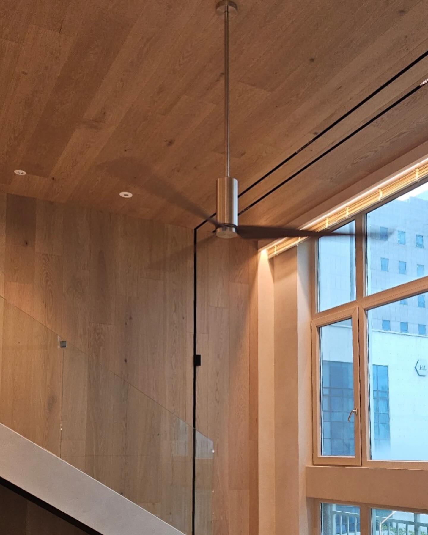 - 
높은 천고에서 더 우아하게
긴 날개가 시원하게 돌아가는 Cea design 의 실링팬. 스텐 소재의 지지대와 날렵하게 뻗은 날개가 다른 마감재와 어우러져 고급스러운 분위기를 완성한 현장입니다. 일교차가 있는 요즘 실링팬의 기분 좋은 바람을 상상하니 실용적으로 사용하기에도 너무나 좋죠. 
천편일률적인 디자인이 아닌 기능과 분위기, 두마리 토끼를 잡게 해주는 실링팬, 스트레타로 문의주세요!

공간디자인: @gmsdesign1210

#project #ceadesign #체아디자인 #ariachiara #아리아키아라 #실링팬