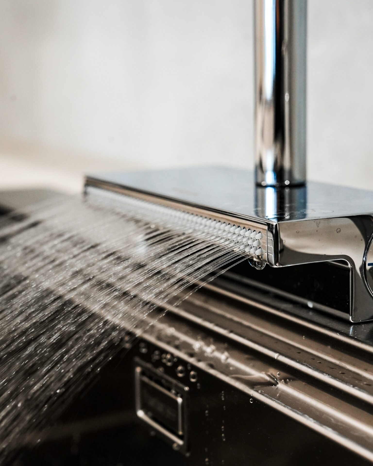 Hansgrohe Aquno Select는
풀아웃 헤드와 측면 워터폴 바
두 가지 방식으로 물을 흘려보냅니다.싱크볼 위에서 폭포처럼 퍼지는 물줄기는
기능이 아니라 하나의 경험에 가깝습니다.수전 하나에 다양한 디테일이 담길 수 있는
Hansgrohe Aquno SelectStretta에서 만나보실 수 있습니다.STRETTA @stretta.kr @foster_group @hansgrohe#스트레타 #project #foster #포스터 #hansgrohe #한스그로헤 #한스그로헤아쿠노셀렉트 #hansgroheaqunoselect