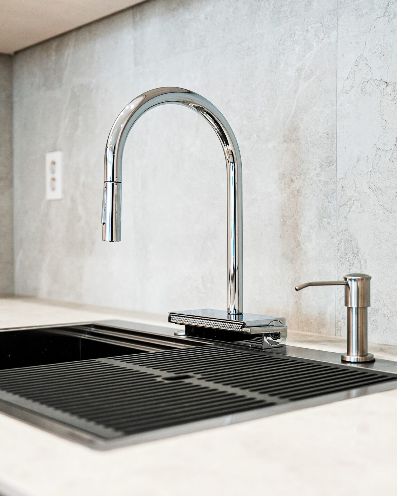 Hansgrohe Aquno Select는
풀아웃 헤드와 측면 워터폴 바
두 가지 방식으로 물을 흘려보냅니다.싱크볼 위에서 폭포처럼 퍼지는 물줄기는
기능이 아니라 하나의 경험에 가깝습니다.수전 하나에 다양한 디테일이 담길 수 있는
Hansgrohe Aquno SelectStretta에서 만나보실 수 있습니다.STRETTA @stretta.kr @foster_group @hansgrohe#스트레타 #project #foster #포스터 #hansgrohe #한스그로헤 #한스그로헤아쿠노셀렉트 #hansgroheaqunoselect
