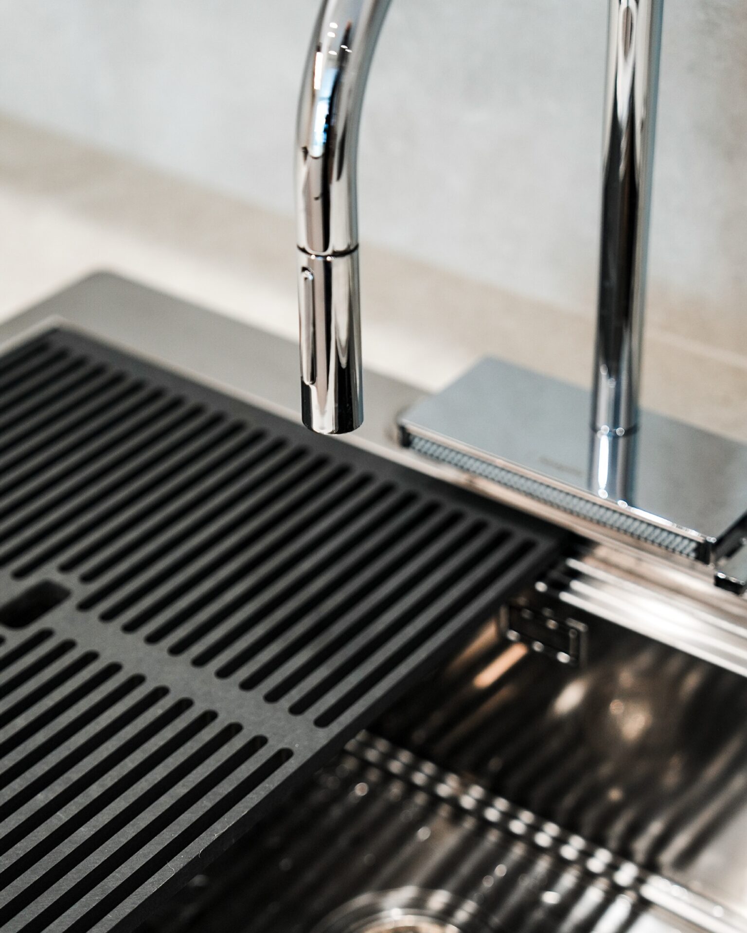 Hansgrohe Aquno Select는
풀아웃 헤드와 측면 워터폴 바
두 가지 방식으로 물을 흘려보냅니다.싱크볼 위에서 폭포처럼 퍼지는 물줄기는
기능이 아니라 하나의 경험에 가깝습니다.수전 하나에 다양한 디테일이 담길 수 있는
Hansgrohe Aquno SelectStretta에서 만나보실 수 있습니다.STRETTA @stretta.kr @foster_group @hansgrohe#스트레타 #project #foster #포스터 #hansgrohe #한스그로헤 #한스그로헤아쿠노셀렉트 #hansgroheaqunoselect