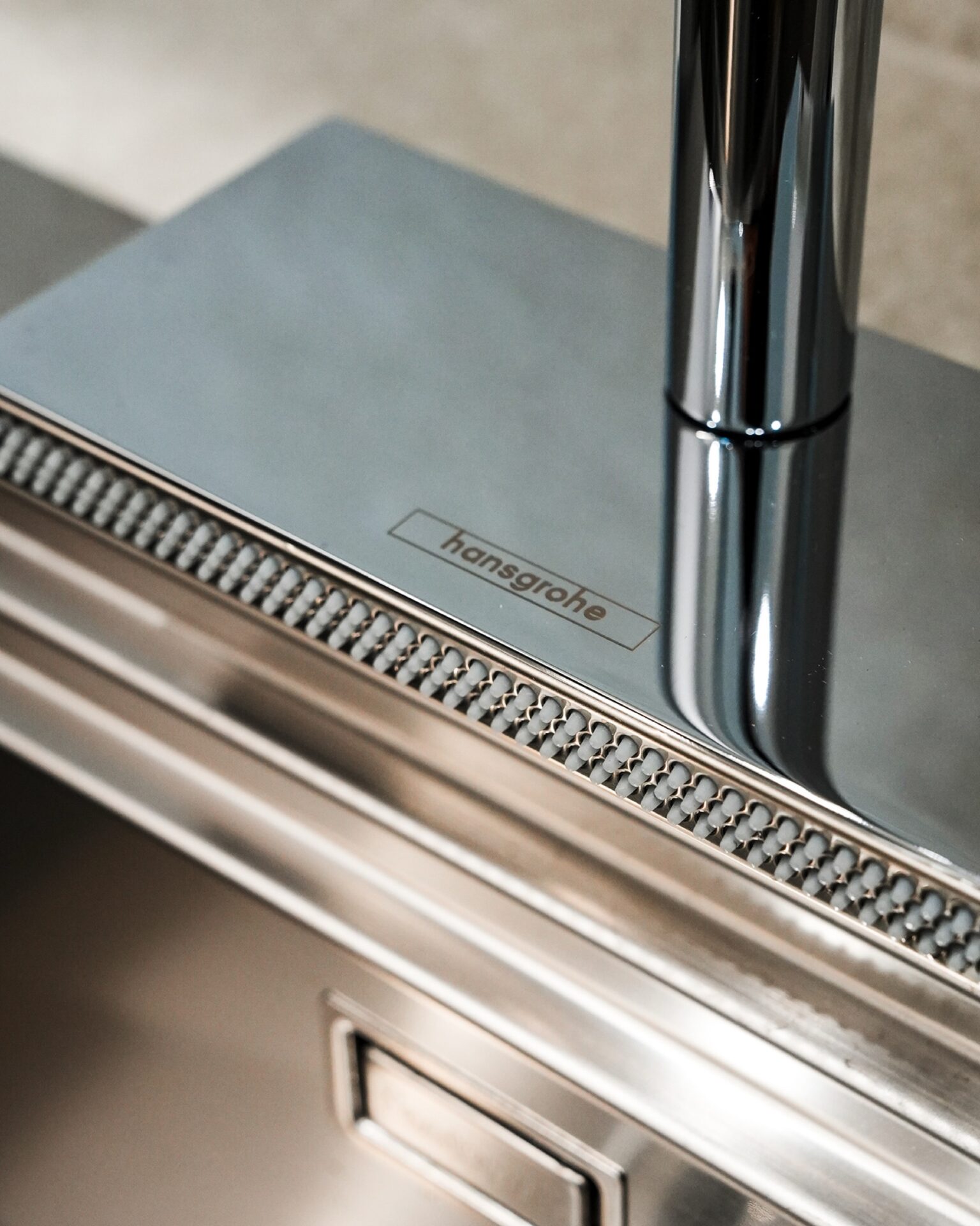 Hansgrohe Aquno Select는
풀아웃 헤드와 측면 워터폴 바
두 가지 방식으로 물을 흘려보냅니다.싱크볼 위에서 폭포처럼 퍼지는 물줄기는
기능이 아니라 하나의 경험에 가깝습니다.수전 하나에 다양한 디테일이 담길 수 있는
Hansgrohe Aquno SelectStretta에서 만나보실 수 있습니다.STRETTA @stretta.kr @foster_group @hansgrohe#스트레타 #project #foster #포스터 #hansgrohe #한스그로헤 #한스그로헤아쿠노셀렉트 #hansgroheaqunoselect