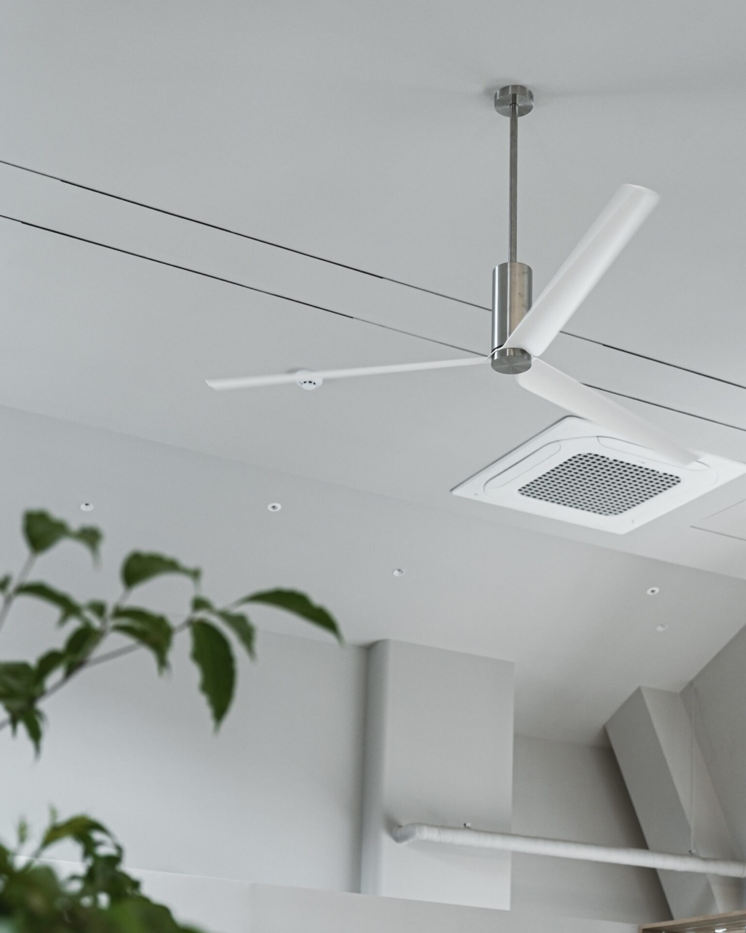 높은 천고에서 더 우아하게긴 날개가 시원하게 돌아가는
Ceadesign 실링팬스틸 소재의 지지대와
날렵하게 뻗은 날개가 다른 마감재와
어우러져 고급스러운 분위기를 완성한 현장입니다.일교차가 있는 요즘
실링팬의 기분 좋은 바람을 상상하니
실용적으로 사용하기에도 너무나 좋습니다.천편일률적인 디자인이 아닌 기능과 분위기
두마리 토끼를 잡게 해주는 실링팬
스트레타로 문의주세요!#project #ceadesign #체아디자인 #ariachiara #아리아키아라