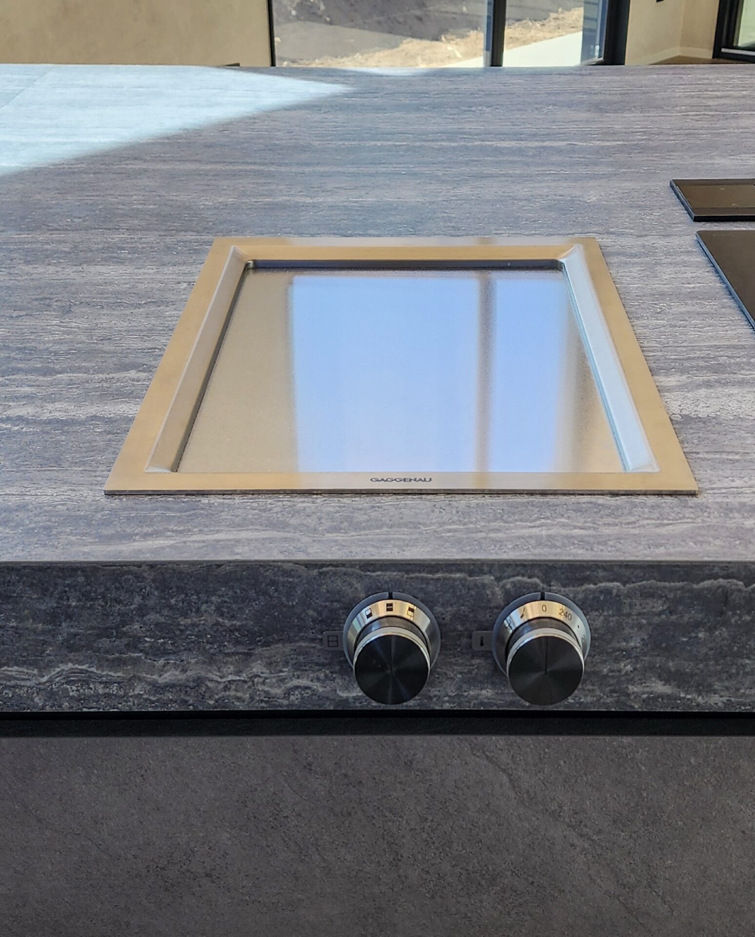 Gaggenau와 함께 프로의 주방 만들기국내에선 흔치 않지만
유럽 브랜드에는 항상 라인업되어 있는 기기
바로 테판야키재료에 바로 열을 가할 수 있어
다양한 요리가 가능하고 청소와 관리도 편합니다
워머 기능이 있어 따뜻한 음식을 즐기며
식사시간을 보낼 수도 있습니다.호스트가 되는 날엔 멋진 요리솜씨를 뽐내기에 제격입니다.가게나우의 400 Series Teppanyaki는
상판 전면에 온오프 다이얼을 삽입하는 디자인으로
상판을 보다 넓고 깔끔하게 사용할 수 있습니다.신축 주택에 설치하니 너무나 고급스럽게 잘 어우러집니다.주방 설계부터 고려해야 하는 제품이라
스트레타와 상담하시면 다양한 가게나우의 제품을
커스텀해서 나만의 레스토랑 키친을 만들 수 있습니다.#스트레타_가전설치현장 #project #gaggenau #가게나우