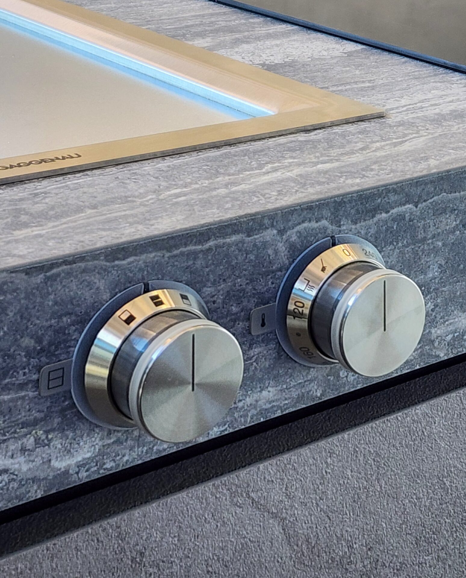 Gaggenau와 함께 프로의 주방 만들기국내에선 흔치 않지만
유럽 브랜드에는 항상 라인업되어 있는 기기
바로 테판야키재료에 바로 열을 가할 수 있어
다양한 요리가 가능하고 청소와 관리도 편합니다
워머 기능이 있어 따뜻한 음식을 즐기며
식사시간을 보낼 수도 있습니다.호스트가 되는 날엔 멋진 요리솜씨를 뽐내기에 제격입니다.가게나우의 400 Series Teppanyaki는
상판 전면에 온오프 다이얼을 삽입하는 디자인으로
상판을 보다 넓고 깔끔하게 사용할 수 있습니다.신축 주택에 설치하니 너무나 고급스럽게 잘 어우러집니다.주방 설계부터 고려해야 하는 제품이라
스트레타와 상담하시면 다양한 가게나우의 제품을
커스텀해서 나만의 레스토랑 키친을 만들 수 있습니다.#스트레타_가전설치현장 #project #gaggenau #가게나우