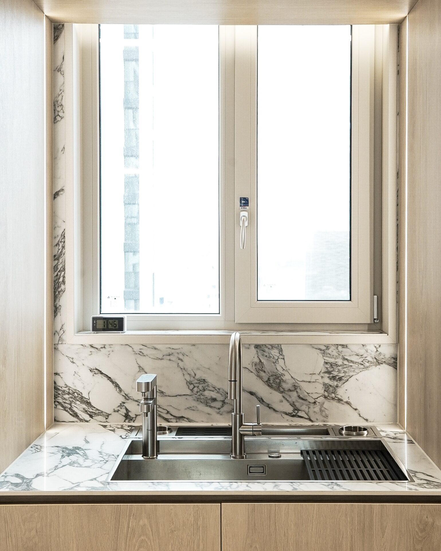 불필요한 동작 없이
완성되는 조리Barazza Built-In And Flush Channel은
씻는 자리와 써는 자리
담는 자리까지 하나의 공간에서 이어집니다.멀리 갈 필요 없는 동선과
그 위로 자연스럽게 놓이는 주방 기구들넉넉하게 트인 개수대와
매끄럽게 이어지는 마감선보이지 않는 디테일이
주방의 격을 완성합니다.STRETTA @stretta.kr @barazzasrl#스트레타 #project #barazza #바라짜 #flushchannel