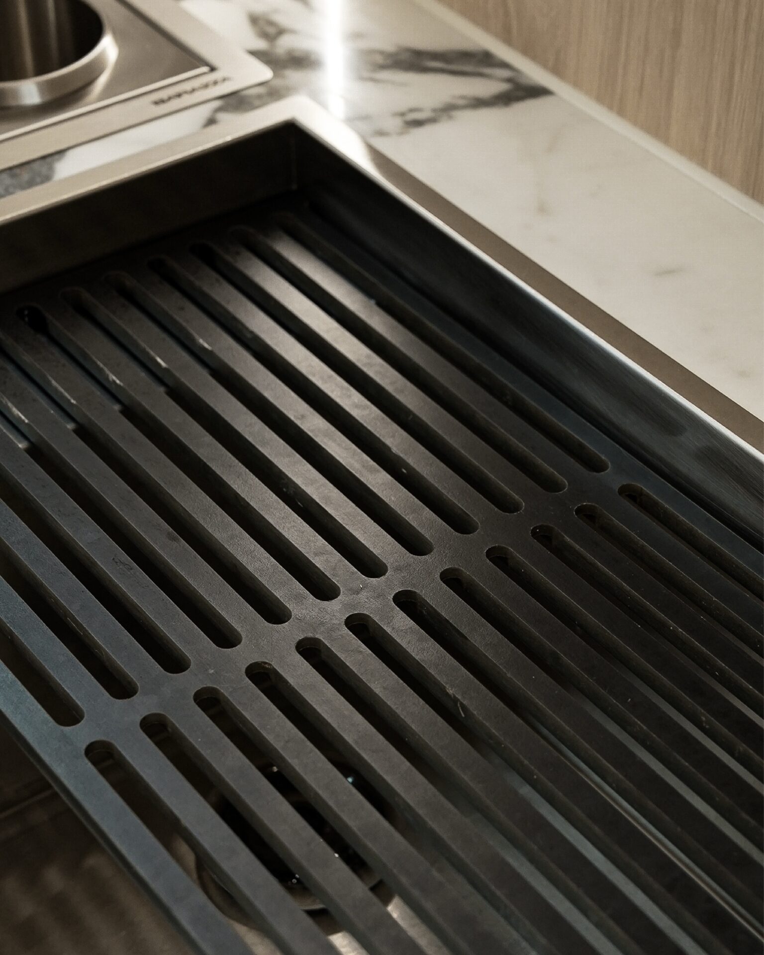 불필요한 동작 없이
완성되는 조리Barazza Built-In And Flush Channel은
씻는 자리와 써는 자리
담는 자리까지 하나의 공간에서 이어집니다.멀리 갈 필요 없는 동선과
그 위로 자연스럽게 놓이는 주방 기구들넉넉하게 트인 개수대와
매끄럽게 이어지는 마감선보이지 않는 디테일이
주방의 격을 완성합니다.STRETTA @stretta.kr @barazzasrl#스트레타 #project #barazza #바라짜 #flushchannel