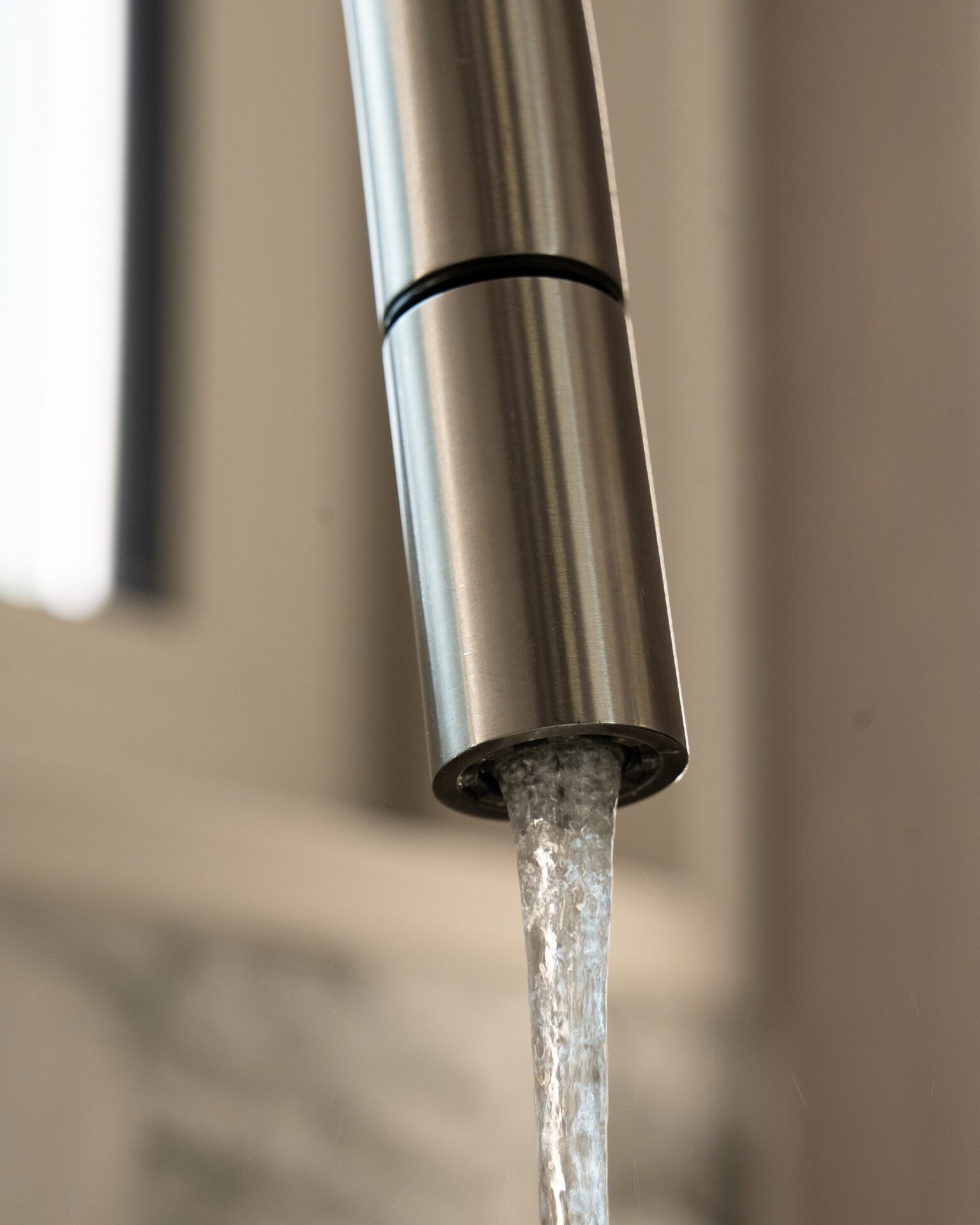 불필요한 동작 없이
완성되는 조리Barazza Built-In And Flush Channel은
씻는 자리와 써는 자리
담는 자리까지 하나의 공간에서 이어집니다.멀리 갈 필요 없는 동선과
그 위로 자연스럽게 놓이는 주방 기구들넉넉하게 트인 개수대와
매끄럽게 이어지는 마감선보이지 않는 디테일이
주방의 격을 완성합니다.STRETTA @stretta.kr @barazzasrl#스트레타 #project #barazza #바라짜 #flushchannel