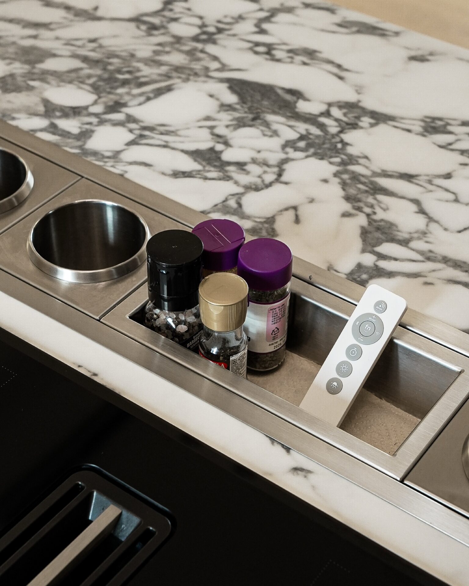 불필요한 동작 없이
완성되는 조리Barazza Built-In And Flush Channel은
씻는 자리와 써는 자리
담는 자리까지 하나의 공간에서 이어집니다.멀리 갈 필요 없는 동선과
그 위로 자연스럽게 놓이는 주방 기구들넉넉하게 트인 개수대와
매끄럽게 이어지는 마감선보이지 않는 디테일이
주방의 격을 완성합니다.STRETTA @stretta.kr @barazzasrl#스트레타 #project #barazza #바라짜 #flushchannel