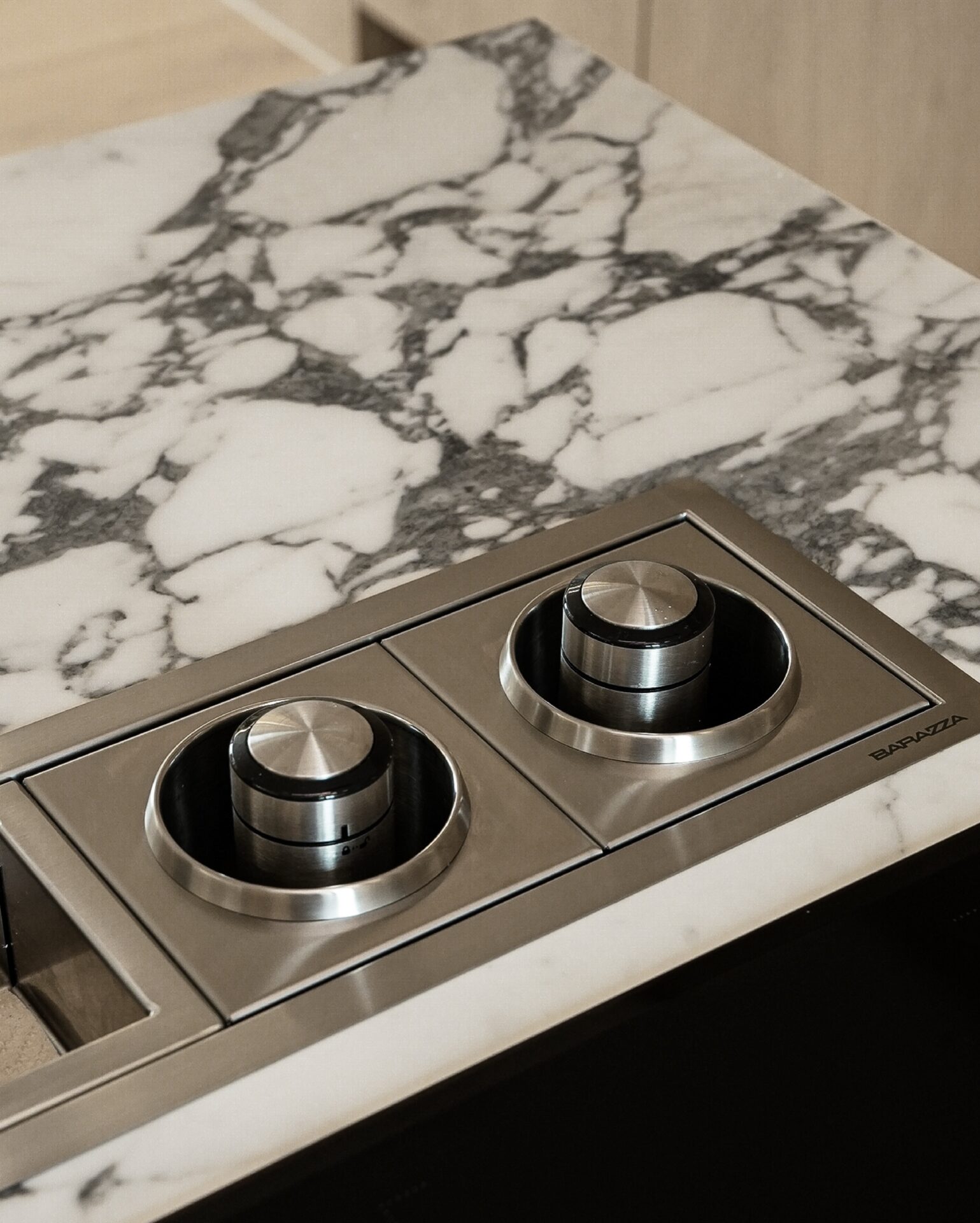 불필요한 동작 없이
완성되는 조리Barazza Built-In And Flush Channel은
씻는 자리와 써는 자리
담는 자리까지 하나의 공간에서 이어집니다.멀리 갈 필요 없는 동선과
그 위로 자연스럽게 놓이는 주방 기구들넉넉하게 트인 개수대와
매끄럽게 이어지는 마감선보이지 않는 디테일이
주방의 격을 완성합니다.STRETTA @stretta.kr @barazzasrl#스트레타 #project #barazza #바라짜 #flushchannel