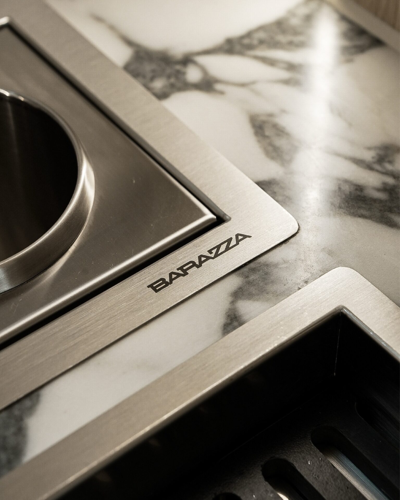 불필요한 동작 없이
완성되는 조리Barazza Built-In And Flush Channel은
씻는 자리와 써는 자리
담는 자리까지 하나의 공간에서 이어집니다.멀리 갈 필요 없는 동선과
그 위로 자연스럽게 놓이는 주방 기구들넉넉하게 트인 개수대와
매끄럽게 이어지는 마감선보이지 않는 디테일이
주방의 격을 완성합니다.STRETTA @stretta.kr @barazzasrl#스트레타 #project #barazza #바라짜 #flushchannel