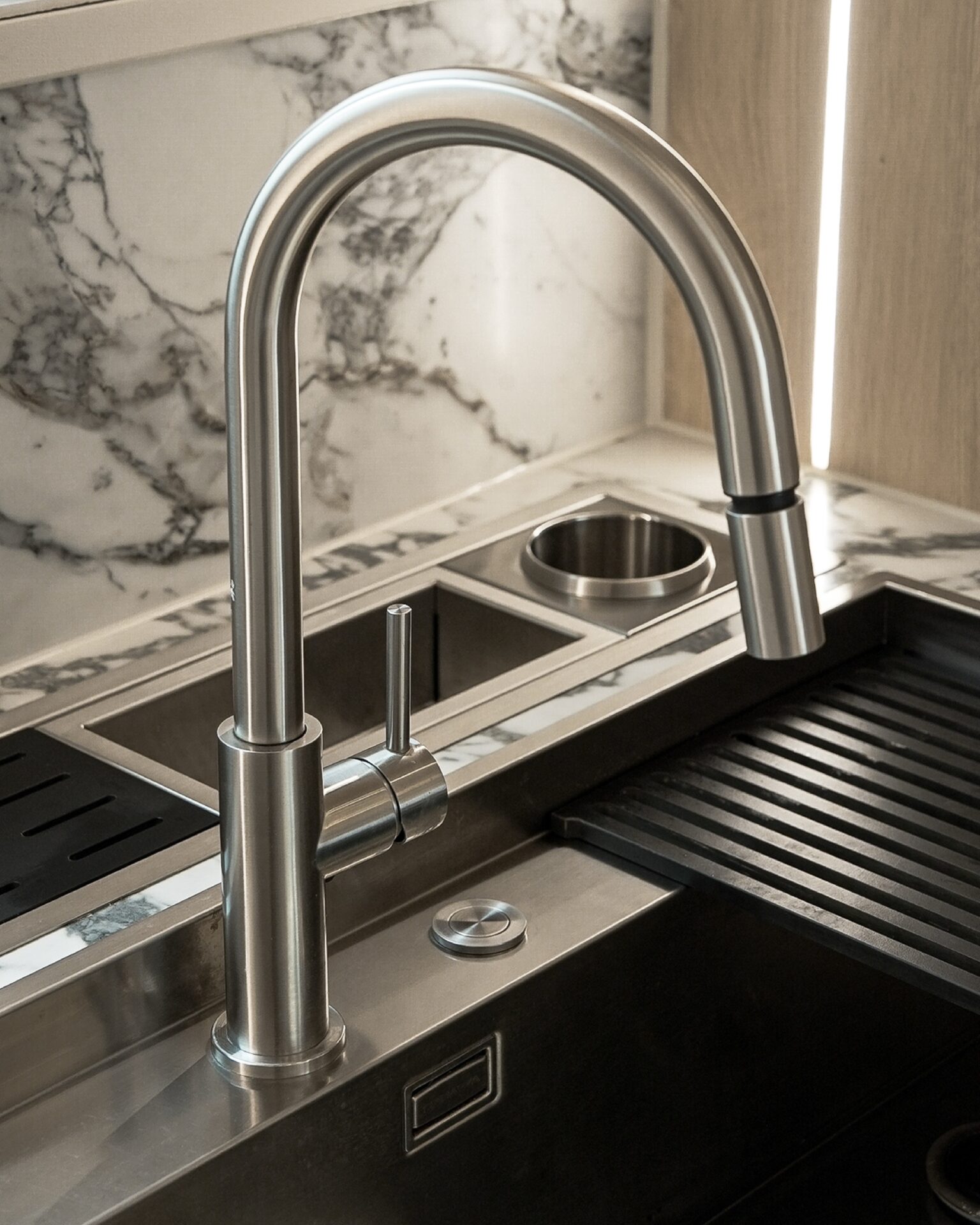 불필요한 동작 없이
완성되는 조리Barazza Built-In And Flush Channel은
씻는 자리와 써는 자리
담는 자리까지 하나의 공간에서 이어집니다.멀리 갈 필요 없는 동선과
그 위로 자연스럽게 놓이는 주방 기구들넉넉하게 트인 개수대와
매끄럽게 이어지는 마감선보이지 않는 디테일이
주방의 격을 완성합니다.STRETTA @stretta.kr @barazzasrl#스트레타 #project #barazza #바라짜 #flushchannel